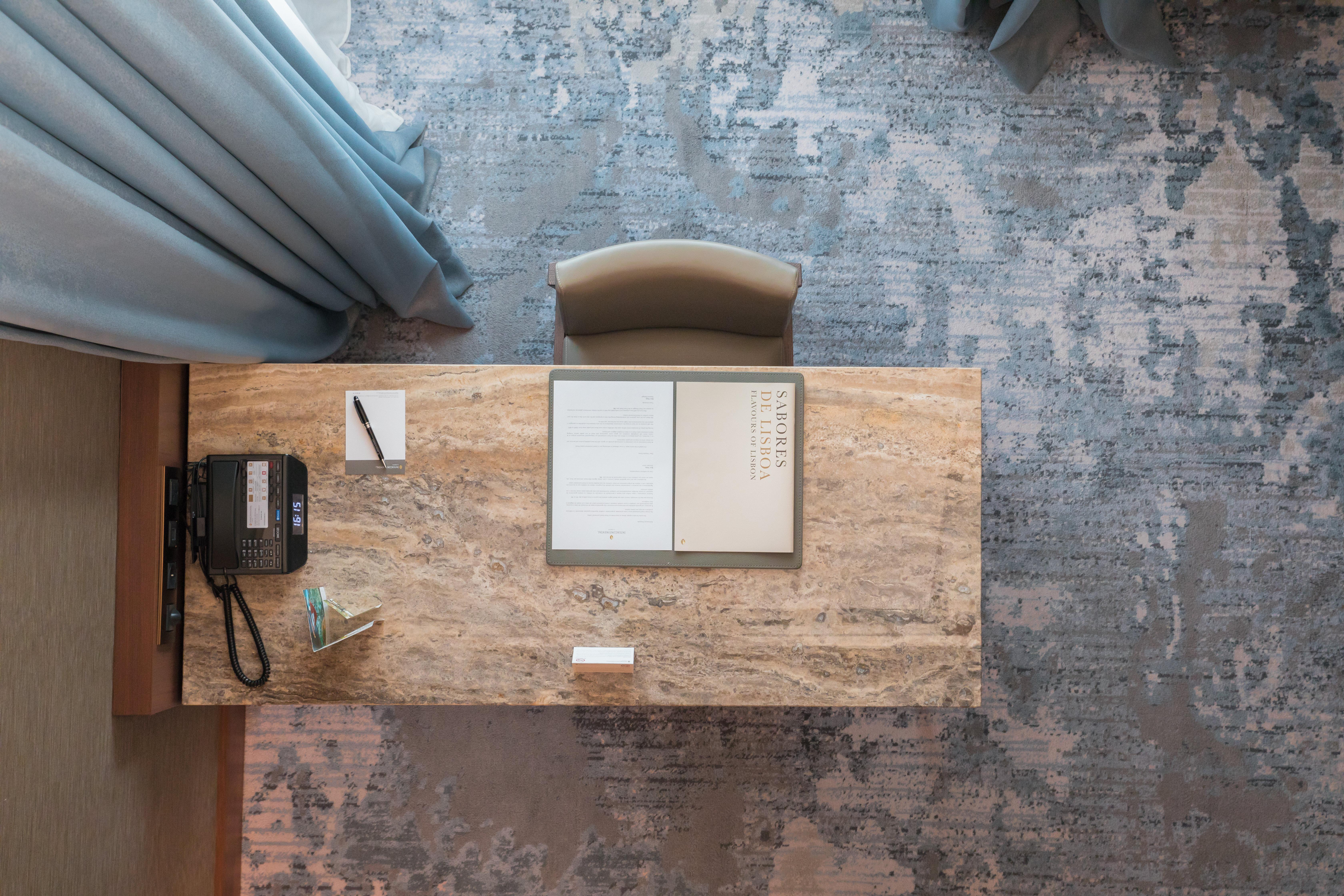 インターコンチネンタル リスボン エクステリア 写真 A desk at the front desk of a hotel
